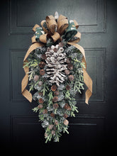 Load image into Gallery viewer, Pine Cone Winter
