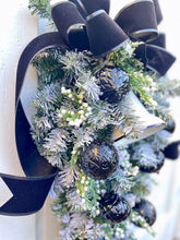 Load image into Gallery viewer, Black & White Teardrop Swag