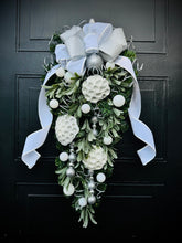 Load image into Gallery viewer, Lotus Pod Swag
